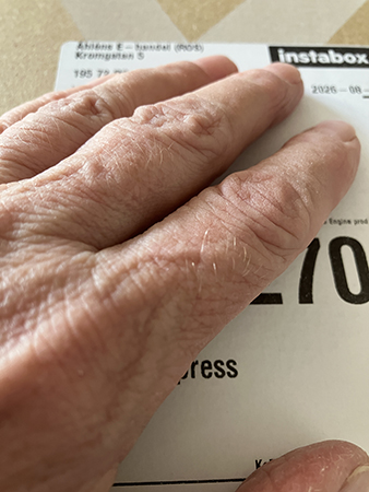 Min hand på paket från Åhléns