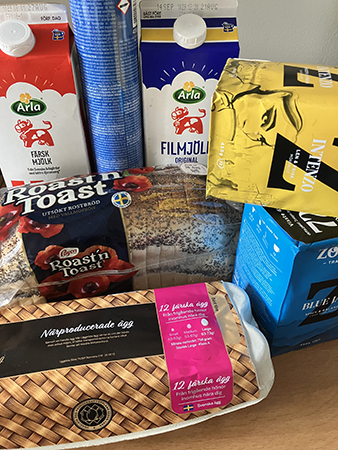 Mjölk kolsyrepatron fil kaffe bröd ägg Mjölk kolsyrepatron fil kaffe bröd ägg