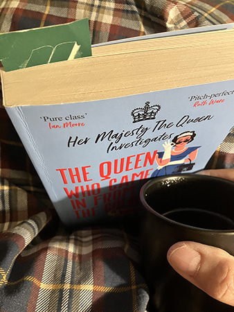 Mot slutet i The Queen who came in from the cold o kaffe på sängen Mot slutet i The Queen who came in from the cold o kaffe på sängen