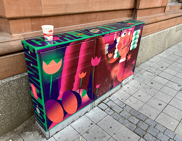 Mugg på elskåp målat med tulpaner Mugg på elskåp målat med tulpaner