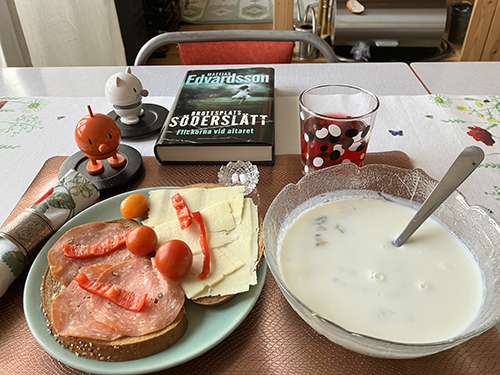 Rabarberkräm med mjölk mackor Hopptisarna o Flickorna vid altaret Rabarberkräm med mjölk mackor Hopptisarna o Flickorna vid altaret