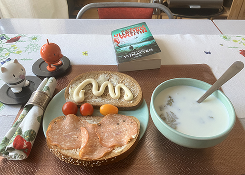 Rabarberkräm med mjölk mackor Hopptisarna och Vitnatten Rabarberkräm med mjölk mackor Hopptisarna och Vitnatten