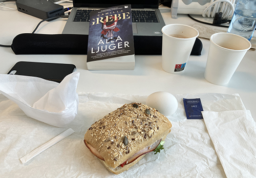 Skrivbordslunch med kalkon o ostmacka ägg Alla ljuger Skrivbordslunch med kalkon o ostmacka ägg Alla ljuger