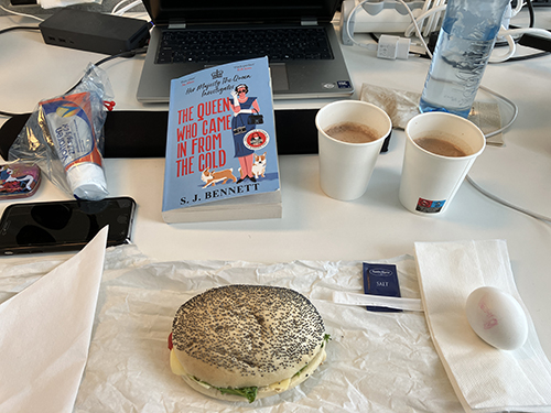 Skrivbordslunch med macka ägg varm choklad och The Queen who came in from the cold Skrivbordslunch med macka ägg varm choklad och The Queen who came in from the cold