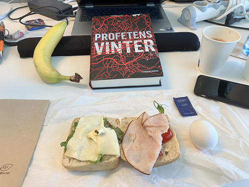 Skrivbordslunch med Profetens vinter macka ägg och banan