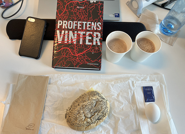 Skrivbordslunch med Profetens vinter varm choklad vallmofralla o kokt ägg