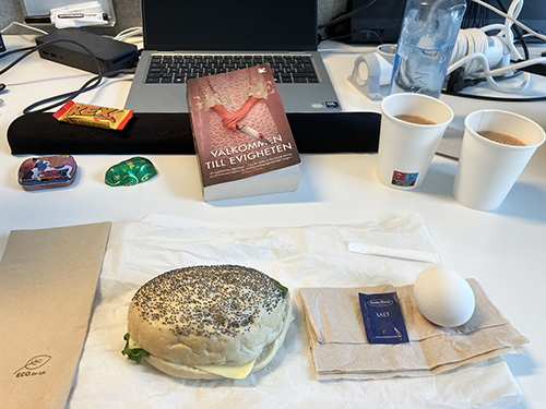 Skrivbordslunch med Välkommen till evigheten och dessert