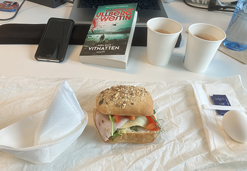 Skrivbordslunch med Vitnatten macka ägg varm choklad Skrivbordslunch med Vitnatten macka ägg varm choklad