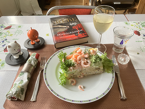 Smörgåstårtbit med chardonnay Hopptisarna o Skuggjägaren Smörgåstårtbit med chardonnay Hopptisarna o Skuggjägaren