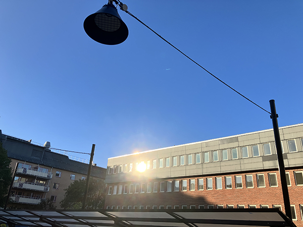 Sol slår i fönstret på Cykelfabriken