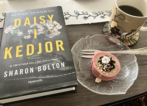 Söndagsfika vid vardagsrumsbordet med Daisy i kedjor o Noisette Söndagsfika vid vardagsrumsbordet med Daisy i kedjor o Noisette