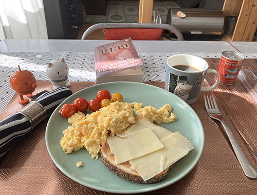 Söndagsfrukost äggröra stekta småtomater rostat bröd Hopptisarna o Välkommen till evigheten Söndagsfrukost äggröra stekta småtomater rostat bröd Hopptisarna o Välkommen till evigheten