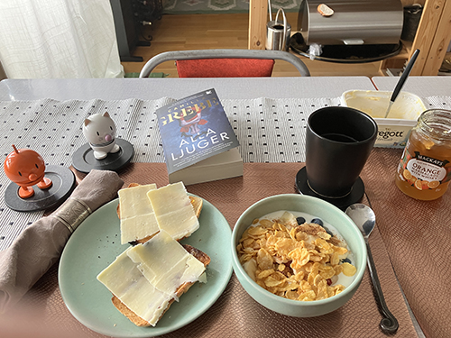 Söndagsfrukost med Hopptisarna Alla ljuger rostat bröd fil med bär o flingor Söndagsfrukost med Hopptisarna Alla ljuger rostat bröd fil med bär o flingor