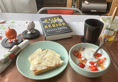 Söndagsfrukost med Hopptisarna Daisy i kedjor rostat o fil med bär Söndagsfrukost med Hopptisarna Daisy i kedjor rostat o fil med bär