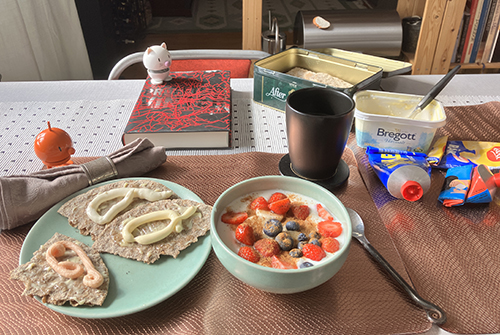 Söndagsfrukost med knäcke fil med bär Hopptisarna och Profetens vinter Söndagsfrukost med knäcke fil med bär Hopptisarna och Profetens vinter