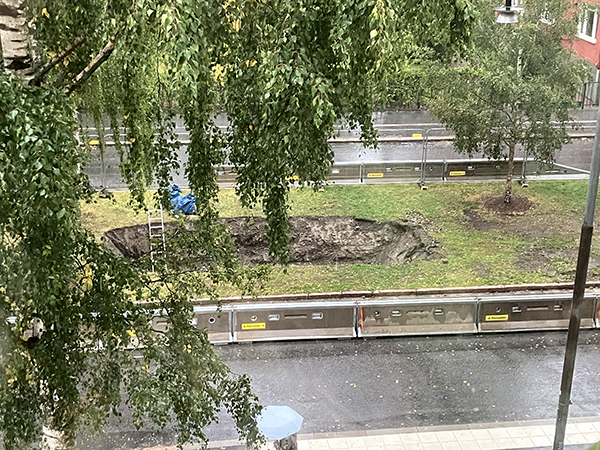 Stort hål med stege i allén