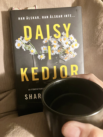 Svart kaffe till Daisy i kedjor på sängen