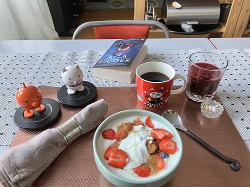 Tisdagsfrukost med Alla ljuger Hopptisarna fil med bär kaffe medicin Tisdagsfrukost med Alla ljuger Hopptisarna fil med bär kaffe medicin