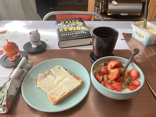 Tisdagsfrukost med Hopptisarna Daisy rostat bröd o fil med bär Tisdagsfrukost med Hopptisarna Daisy rostat bröd o fil med bär