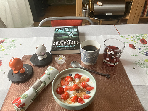 Torsdagsfrukost med Hopptisarna och Flickorna vid altaret fil med bär Torsdagsfrukost med Hopptisarna och Flickorna vid altaret fil med bär