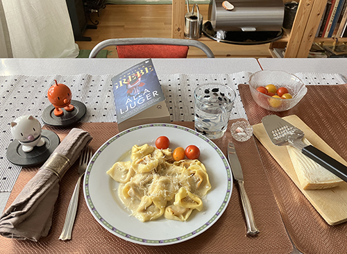 Tortelloni med tomat o ricotta ostsås Hopptisarna o Alla ljuger Tortelloni med tomat o ricotta ostsås Hopptisarna o Alla ljuger