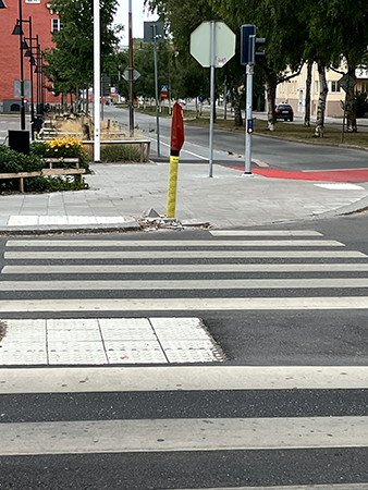 Trasig stolpe för trafikljus för fotgängare o cyklister Väderkvarnsgatan Trasig stolpe för trafikljus för fotgängare o cyklister Väderkvarnsgatan