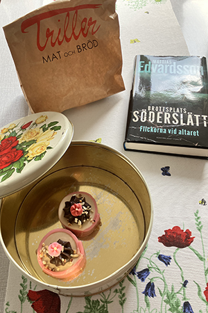 Två Noisette i blomburken från Triller o boken Flickorna vid altaret Två Noisette i blomburken från Triller o boken Flickorna vid altaret
