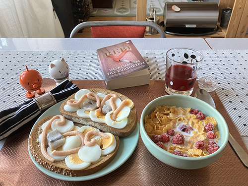 Äggmackor med kaviar o tre sillbitar flingor o mjölk Hopptisarna o Välkommen till evigheten Äggmackor med kaviar o tre sillbitar flingor o mjölk Hopptisarna o Välkommen till evigheten