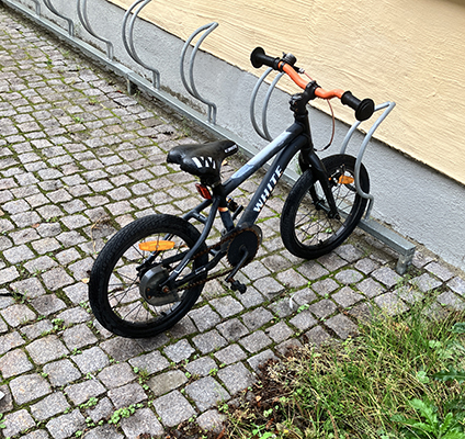 Barncykel i cykelställ Barncykel i cykelställ