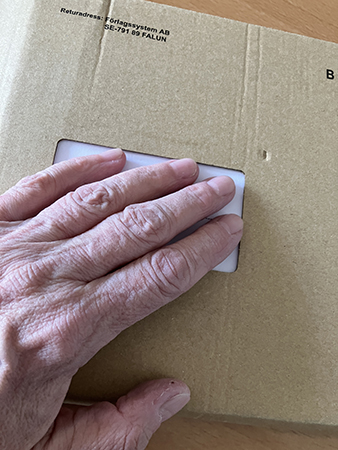 Bokpaket från Modernista med min hand på