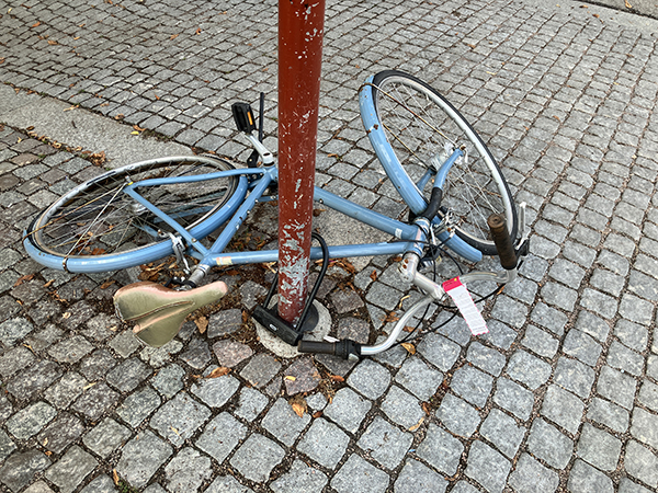 Cykelparkering runt stolpe Cykelparkering runt stolpe