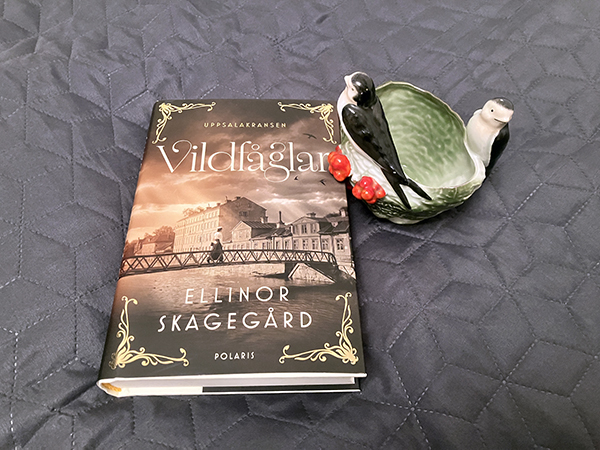 Ellinor Skagegårds bok Vildfåglar och en skål med svalor