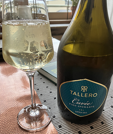 Ett glas och en flaska Tallero Cuvée spumante