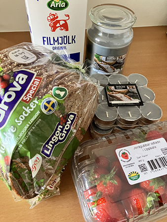 Fil, bröd, jordgubbar, ljus