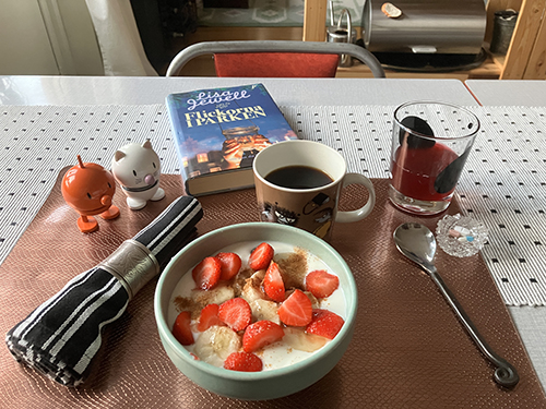 Filfrukost med jordgubbar Hopptisarna o Flickorna i parken Filfrukost med jordgubbar Hopptisarna o Flickorna i parken