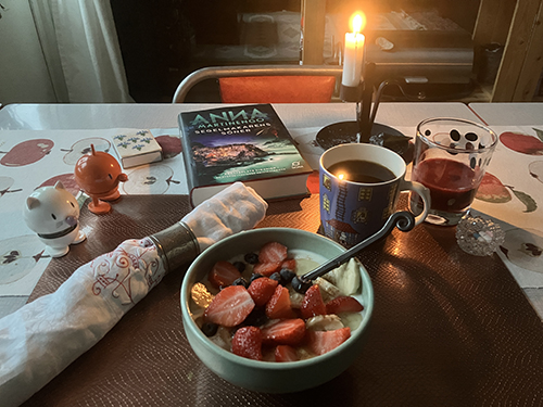 Fredagsfrukost med Hopptisarna och de sista sidorna i Segelmakarens söner levande ljus fil med bär Fredagsfrukost med Hopptisarna och de sista sidorna i Segelmakarens söner levande ljus fil med bär