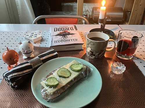 Fredagsfrukost med plastad macka Hopptisarna Hämndoffer