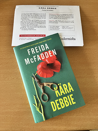 Freida McFaddens bok Kära Debbie för recension från Modernista