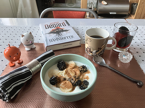 Frukost med Hämndoffer Hopptisarna fil m björnbär o banan