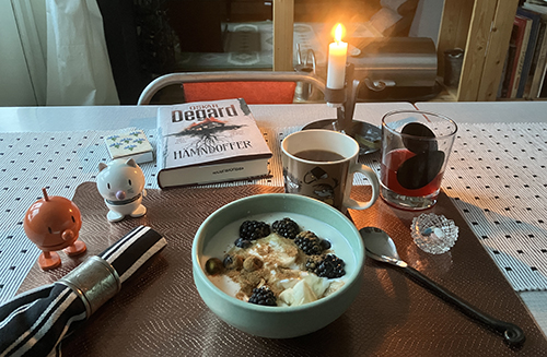 Frukost med Hämndoffer levande ljus Hopptisarna fil med bär Frukost med Hämndoffer levande ljus Hopptisarna fil med bär