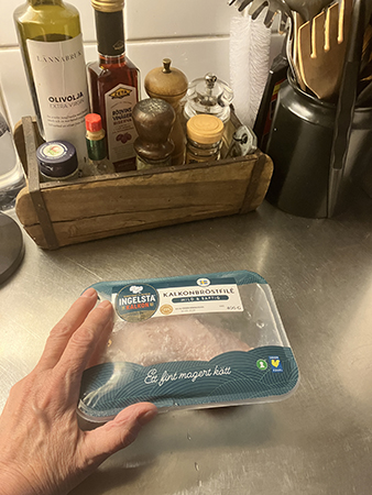 Kalkonfilé på tining på diskbänken