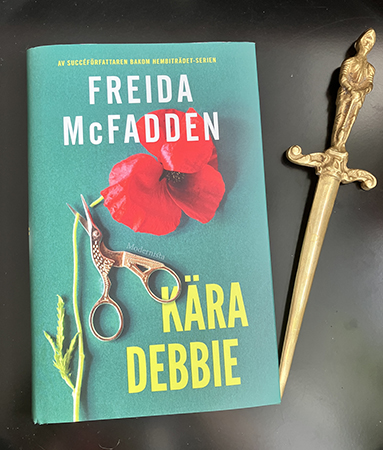 Kära Debbie av Freida McFadden o brevkniv