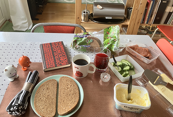 Kvällsmat med Hopptisarna mackor och de sista sidorna i Förtroeliga band