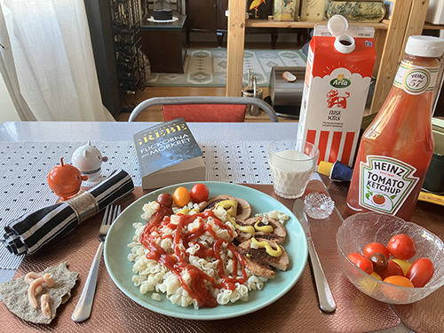 Kycklingkorv o makaroner med Hopptisarna o Flickorna och mörkret
