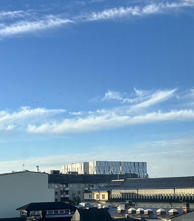 Ljusblå himmel över UKK