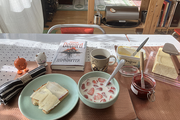 Lördagsfrukost med jordgubbar o mjölk rostat bröd Annas marmelad ost Hämndoffer Hopptisarna Lördagsfrukost med jordgubbar o mjölk rostat bröd Annas marmelad ost Hämndoffer Hopptisarna
