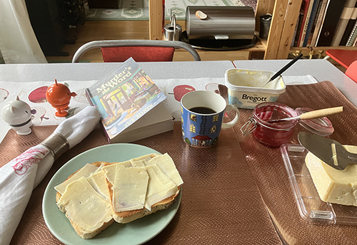 Lördagsfrukost rostat bröd med Hopptisarna o Murders the word