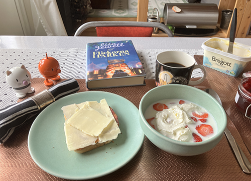 Lördagsfrukost rpostat bröd jordgubbar m mjölk o grädde Hopptisarna o Flickorna i parket