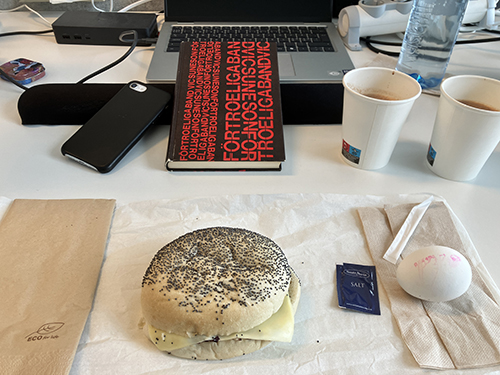 Macka ägg och en stunds läsning skrivbordslunch Macka ägg och en stunds läsning skrivbordslunch
