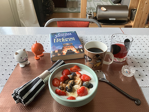 Måndagsfrukost med Hopptisarna Flickorna i parken o fil med bär
